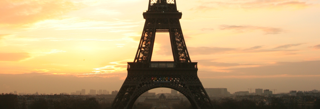 Tour_eiffel_at_sunrise_from_the_trocadero_1025x350px